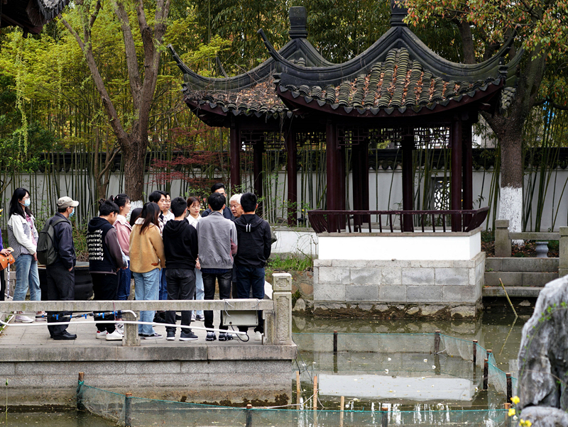 2021年3月30日，在上海交通大學(xué)南蘇園的“微型洱?！迸?，孔海南教授為學(xué)生們打造“沉浸式”思政課。