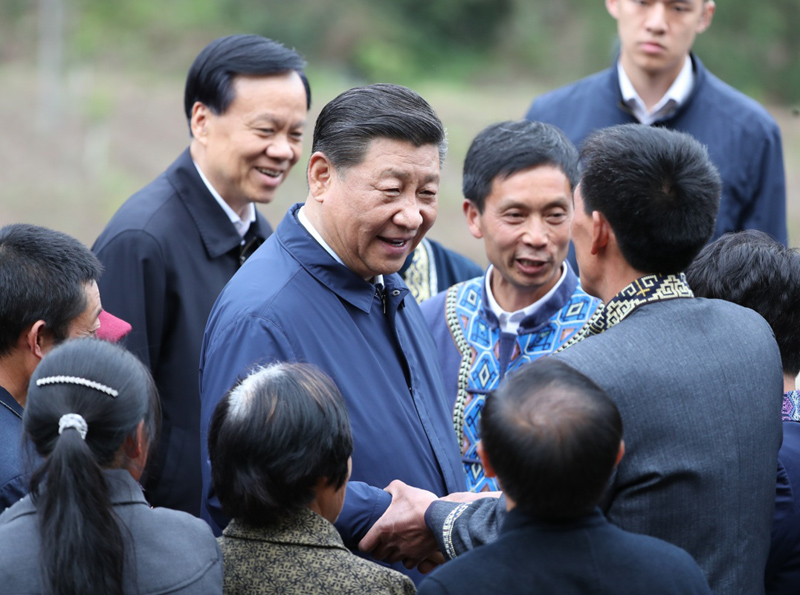 2019年4月15日至17日，中共中央總書記、國家主席、中央軍委主席習(xí)近平在重慶考察，并主持召開解決“兩不愁三保障”突出問題座談會(huì)。這是4月15日下午，習(xí)近平在石柱土家族自治縣中益鄉(xiāng)華溪村同村民親切交流。新華社記者 丁海濤 攝