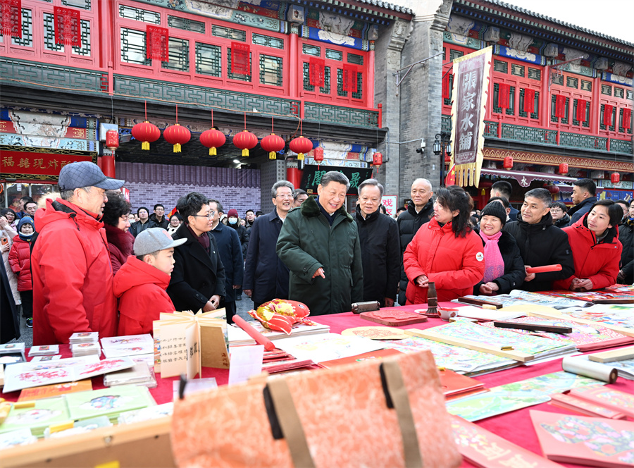 2024年2月1日下午，習近平在天津古文化街考察時，同店鋪員工和現(xiàn)場群眾互動交流。新華社記者 謝環(huán)馳 攝