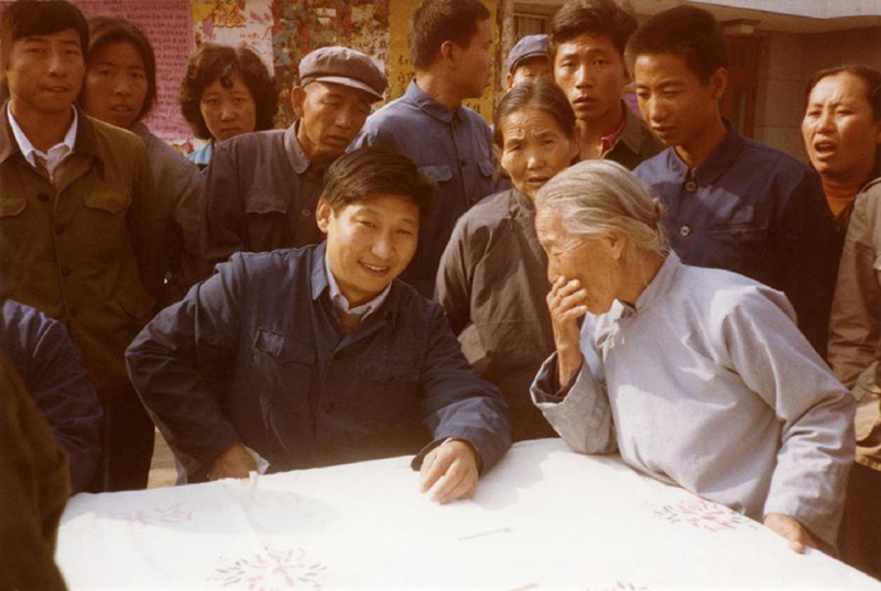 1983年，時任河北正定縣委書記的習(xí)近平（前排居中），臨時在大街上擺桌子聽取老百姓意見。