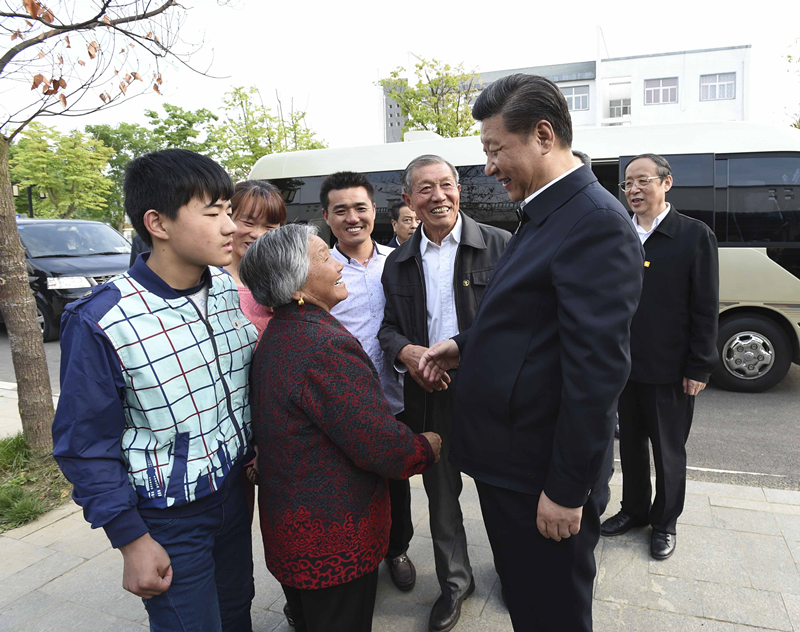 2016年4月25日，習(xí)近平在安徽省滁州市鳳陽縣小崗村看望當(dāng)年大包干帶頭人嚴(yán)金昌（右三）一家。